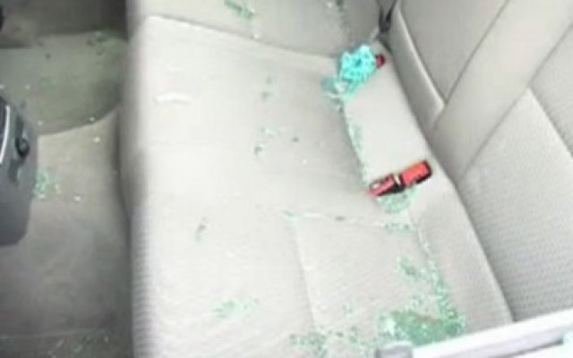 Maşina unui comisar de la Gardă, spartă ziua în amiaza mare